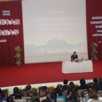 ฯพณฯ ก่วนมู่ บรรยายพิเศษ เรื่อง “ส่งเสริมมิตรภาพเพิ่มพูนความร่วมมือ สู่การพัฒนาร่วมกันเพื่อเฉลิมฉลอง 35 ปี ความสัมพันธ์ไทย-จีน และ12 ปี มหาวิทยาลัยแม่ฟ้าหลวง ตามรอยสมเด็จย่า” ณ หอประชุมสมเด็จย่า มหาวิทยาลัยแม่ฟ้าหลวง