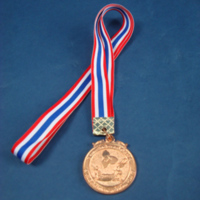 เหรียญรางวัลที่ระลึก การแข่งขันกีฬามิตรภาพระหว่างสถาบันอุดมศึกษาไทย – มาเลเซีย ครั้งที่ 4 ระหว่างวันที่ 20 - 24 กรกฎาคม 2554 ณ มหาวิทยาลัยแม่ฟ้าหลวง (ด้านหลังเป็นดอกลำดวนสัญลักษณ์มหาวิทยาลัยและรูปเสือสัญลักษณ์ของมาเลเซีย)