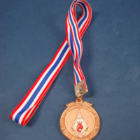 เหรียญรางวัลที่ระลึก การแข่งขันกีฬามิตรภาพระหว่างสถาบันอุดมศึกษาไทย – มาเลเซีย ครั้งที่ 4 ระหว่างวันที่ 20 - 24 กรกฎาคม 2554 ณ มหาวิทยาลัยแม่ฟ้าหลวง  (ด้านหน้าเป็นตราสัญลักษณ์มหาวิทยาลัยและข้อความชื่อการแข่งขัน)
