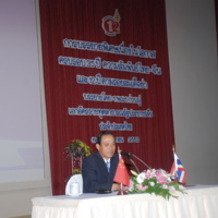 ฯพณฯ ก่วนมู่ บรรยายพิเศษ เรื่อง “ส่งเสริมมิตรภาพเพิ่มพูนความร่วมมือ สู่การพัฒนาร่วมกันเพื่อเฉลิมฉลอง 35 ปี ความสัมพันธ์ไทย-จีน และ12 ปี มหาวิทยาลัยแม่ฟ้าหลวง ตามรอยสมเด็จย่า” ณ หอประชุมสมเด็จย่า มหาวิทยาลัยแม่ฟ้าหลวง