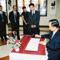H.E.Mr.Zhang Jinhuan ลงนามในสมุดเยี่ยมศูนย์ภาษาและวัฒนธรรมจีนสิรินธร มหาวิทยาลัยแม่ฟ้าหลวง