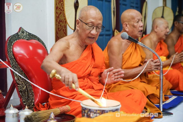 พระสงฆ์ 9 รูป เจริญพระพุทธมนต์