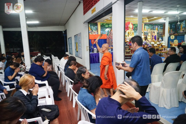 พระเถระประพรมน้ำพระพุทธมนต์