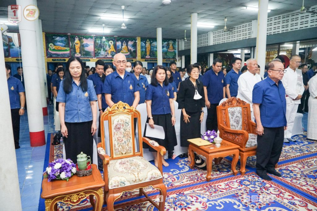 ผู้เข้าร่วมพิธีพร้อมใจยืนสงบนิ่งเพื่อน้อมรำลึกในพระมหากรุณาธิคุณ