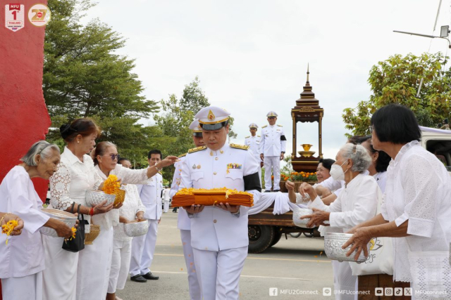 อาจารย์ ดร.ณัฐวุฒิ ยอดสุวรรณ รองอธิการบดี อัญเชิญผ้าพระกฐินพระราชทานวางไว้หน้าพระฉายาลักษณ์ สมเด็จพระกนิษฐาธิราชเจ้า กรมสมเด็จพระเทพรัตนราชสุดา ฯ สยามบรมราชกุมารี