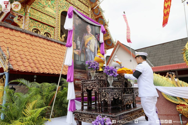 อาจารย์ ดร.ณัฐวุฒิ ยอดสุวรรณ รองอธิการบดี อัญเชิญผ้าพระกฐินพระราชทานวางไว้หน้าพระฉายาลักษณ์ สมเด็จพระกนิษฐาธิราชเจ้า กรมสมเด็จพระเทพรัตนราชสุดา ฯ สยามบรมราชกุมารี