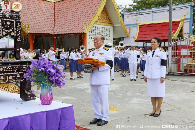 ศาสตราจารย์พิเศษ ดร.วันชัย ศิริชนะ นายกสภามหาวิทยาลัยแม่ฟ้าหลวง ประธานในพิธี ถือผ้าพระกฐินพระราชทานอุ้มประคอง