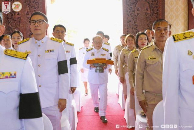 ศาสตราจารย์พิเศษ ดร.วันชัย ศิริชนะ นายกสภามหาวิทยาลัยแม่ฟ้าหลวง ประธานในพิธี ถือผ้าพระกฐินพระราชทานเดินเข้าอุโบสถ