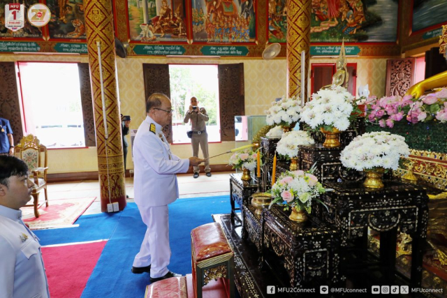 ศาสตราจารย์พิเศษ ดร.วันชัย ศิริชนะ นายกสภามหาวิทยาลัยแม่ฟ้าหลวง ประธานจุดธูปเทียนบูชาพระรัตนตรัย