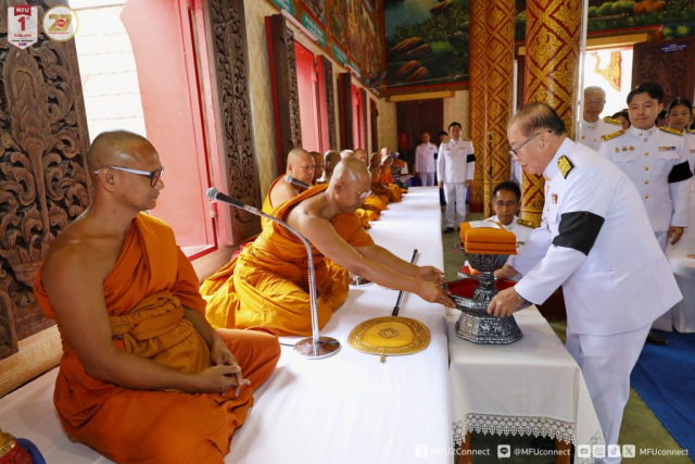 ศาสตราจารย์พิเศษ ดร.วันชัย ศิริชนะ นายกสภามหาวิทยาลัยแม่ฟ้าหลวง ประธานวางผ้าพระกฐินบนพานแว่นฟ้า ยกประเคนพระสงฆ์รูปที่ 2 (ทั้งพาน)