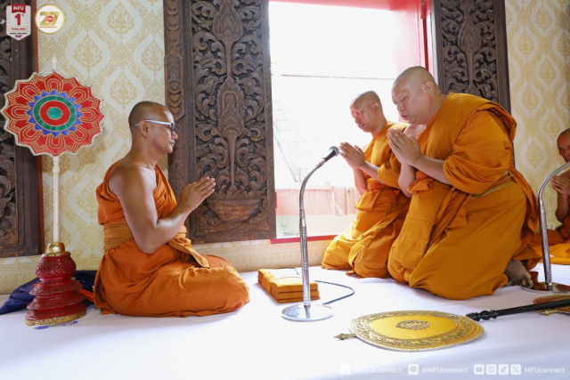 พระสงฆ์ทำพิธีกฐินกรรม