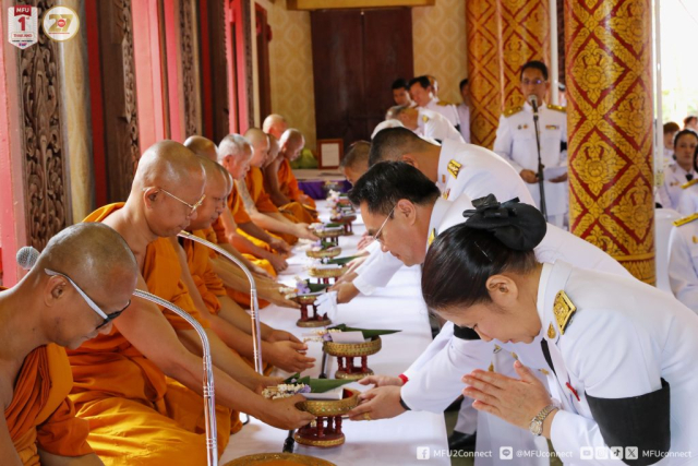 ผู้บริหาร หัวหน้าส่วนราชการและผู้เข้าร่วมพิธี ถวายไทยธรรม