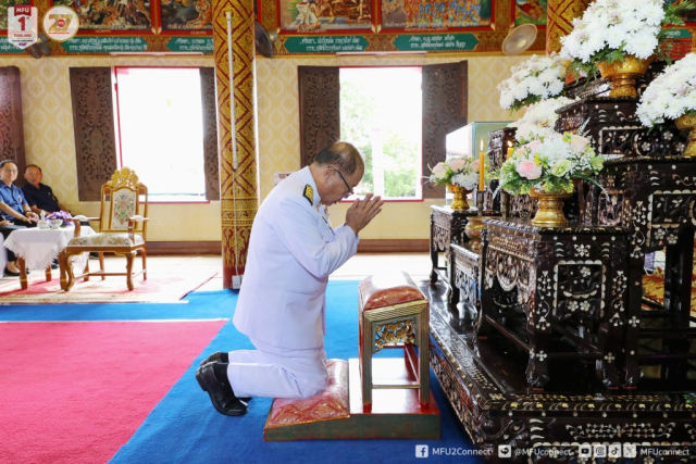 ศาสตราจารย์พิเศษ ดร.วันชัย ศิริชนะ นายกสภามหาวิทยาลัยแม่ฟ้าหลวง ประธานกราบพระประธาน