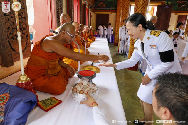 ผู้เข้าร่วมพิธีรับของที่ระลึกจากพระสงฆ์